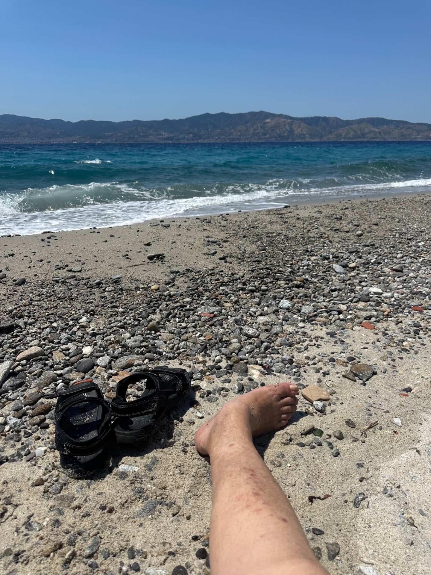 Caldo, acqua meravigliosa e spiaggia vuota